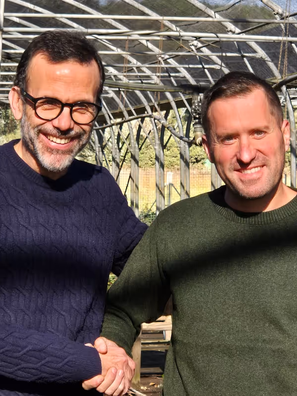 Treballador de Bell-Lloc amb armilla verda al viver